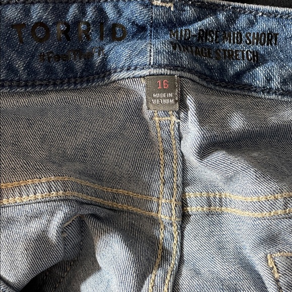 H9- Torrid mid rise mid short women’s 16  Blue Distressed Denim Shorts - Picture 3 of 4